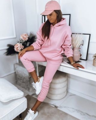 🎄✨ Vánoční módní realita? Pohodlí na prvním místě! ✨🎄 Když začne prosincový chaos, jedna věc je jistá: dámská tepláková...